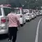 Antrean ambulans membawa siswa keracunan di Pati