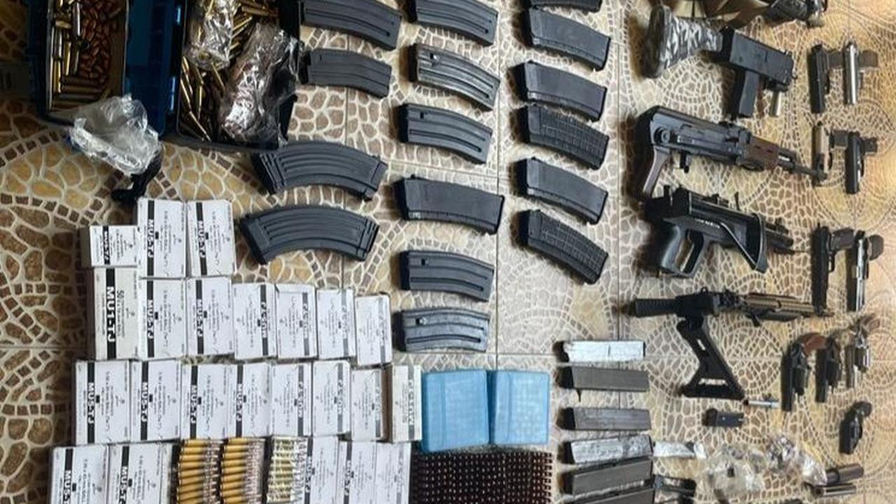 Dalam penggeledahan, lanjut Aswin, petugas menemukan empat senjata api pabrikan dan lima senjata api modifikasi, dari yang mulanya senjata airgun menjadi senjata api penuh.