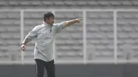 Pelatih Timnas Indonesia U-23, Indra Sjafri, memberikan instruksi saat latihan di Stadion Madya, Jakarta, Rabu (13/3). Latihan ini merupakan persiapan jelang Kualifikasi Piala AFC U-23. (Bola.com/Vitalis Yogi Trisna)