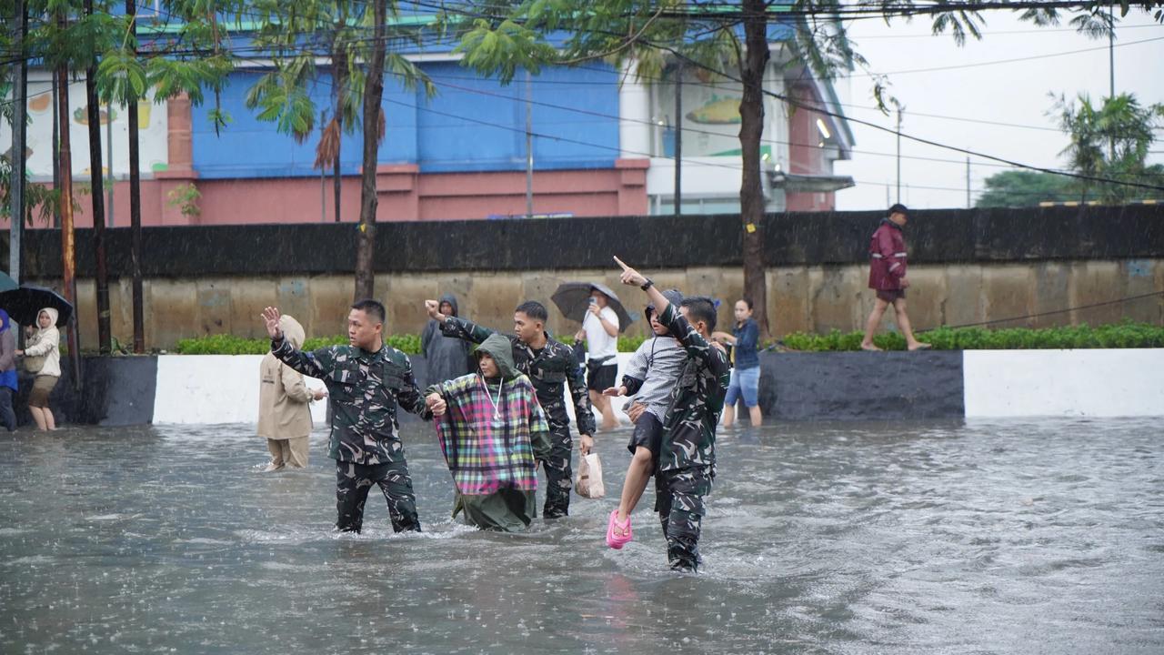 TNI AL Turun Tangan, Bantu Masyarakat Terdampak Banjir di Jakarta