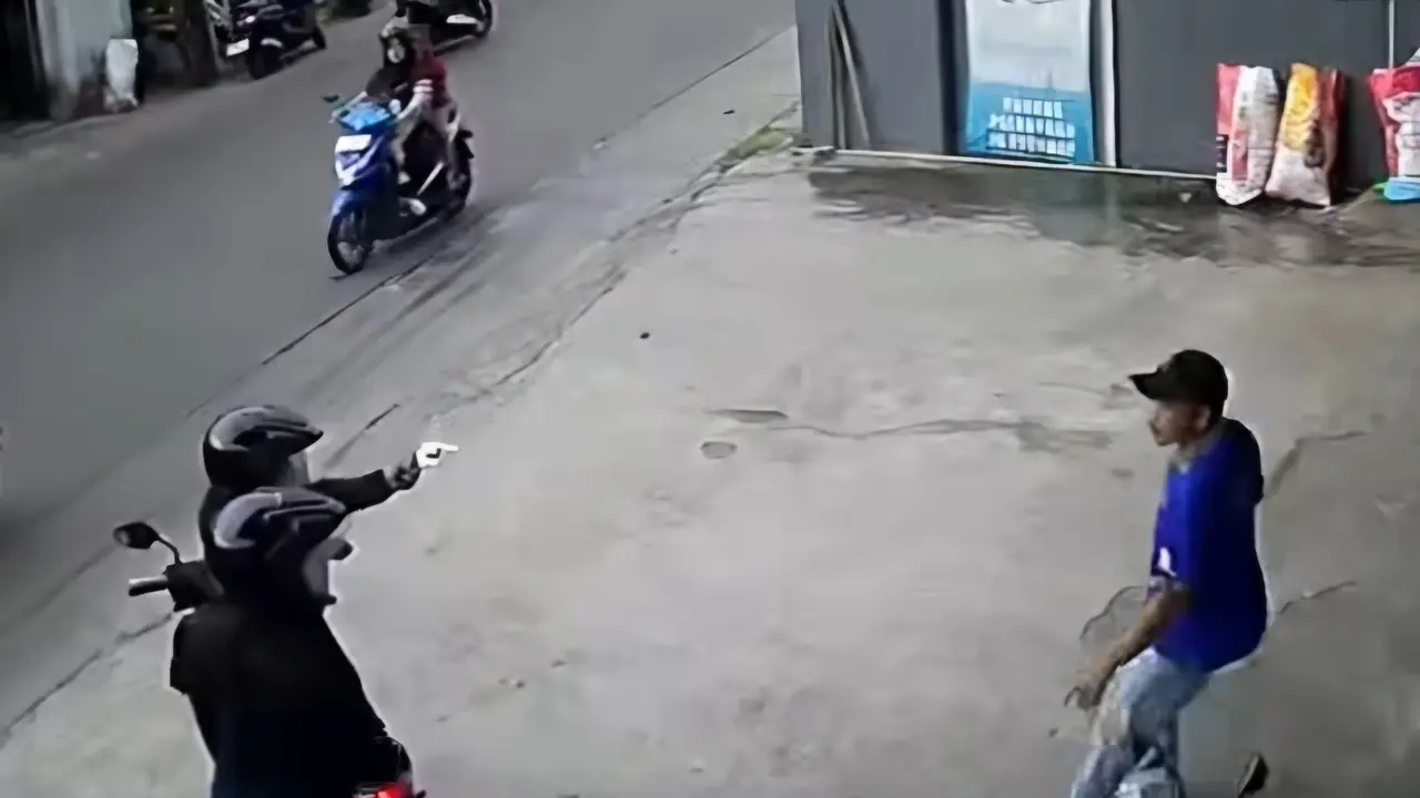 Tangkapan layar dari rekaman CCTV memperlihatkan aksi dua curanmor, diduga menodongkan senpi kepada korban di toko Petsop, Jalan Abdul Gani, Cilodong, Depok (Istimewa)