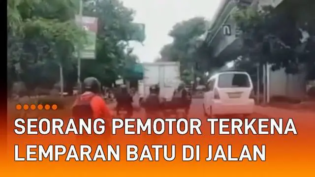 Seorang pemotor terkena lemparan batu dari atas Flyover mengundang perhatian.