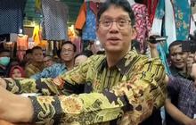 Momen Unik Menkeu Purbaya Tawar Dagangan saat Blusukan di Tinjau Pasar Yogyakarta: 'Sing Sutra Piro, Larang