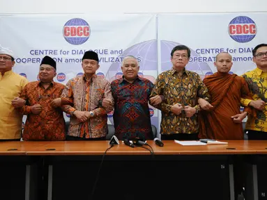 Presidium IRC, Din Syamsuddin (tengah) bersama tokoh lintas agama usai membacakan pernyataan sikap terkait krisis Rohingya di Jakarta, Kamis (7/9). Mereka mengecam tindakan kekerasan atas etnis Rohingya. (Liputan6.com/Helmi Fithriansyah)