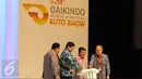 Wakil Presiden RI, Jusuf Kalla (kedua kanan) bersama Menteri Perindustrian Airlangga Hartarto menekan tombol pembuka Gaikindo Indonesia International Auto Show (GIIAS)  2016 di ICE Serpong, Banten, Kamis (11/8). (Liputan6.com/Helmi Fithriansyah)