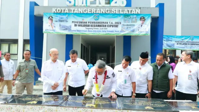 Wali Kota Tangerang Selatan Benyamin Davnie saat meresmikan pembangunan Sekolah di Kecamatan Ciputat. (Istimewa)