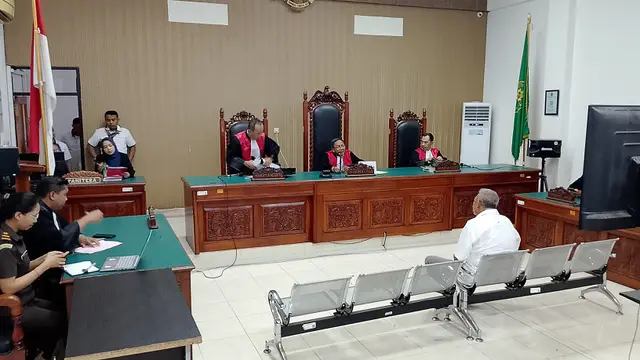 Mantan Wali Kota Kupang, Jonas Salean saat mendengar putusan majelis hakim di Pengadilan Negeri Kupang