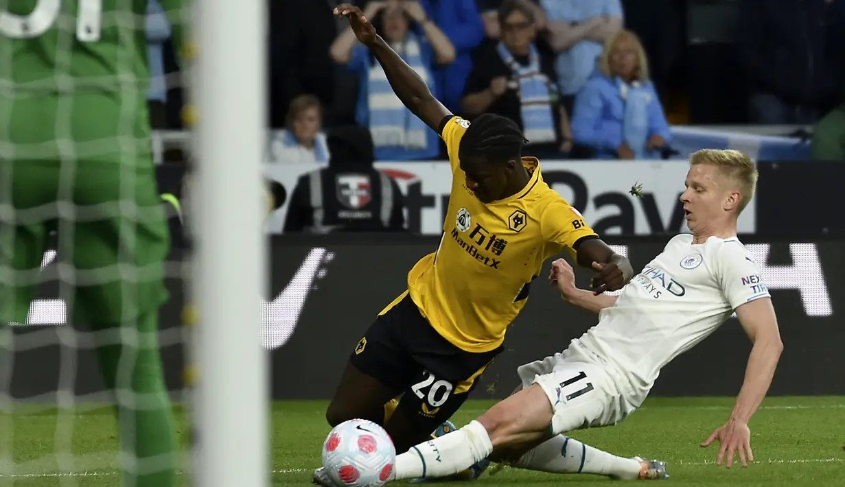 <p>Gelandang Manchester City Oleksandr Zinchenko (kanan) mencoba menjegal gelandang Wolverhampton Wanderers Chiquinho pada laga tunda pekan ke-33 Liga Inggris di Molineux Stadium, Kamis (12/5/2022). Kevin De Bruyne mencatatkan empat gol yang menakjubkan saat Manchester City melibas 5-1 tuan rumah Wolverhampton Wanderers. (AP Photo/Rui Vieira)</p>