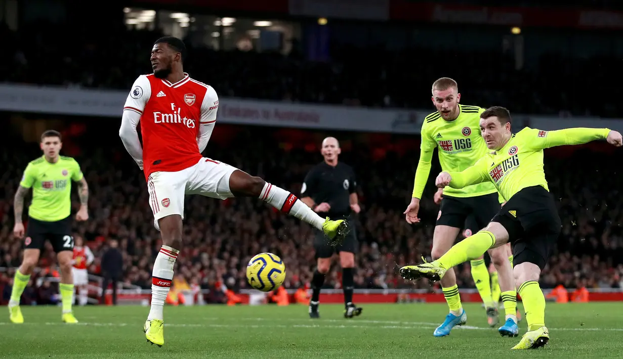 Pemain Sheffield United John Fleck (kanan) mencetak gol ke gawang Arsenal pada pertandingan Liga Inggris di Emirates Stadium, London, Inggris, Sabtu (18/1/2020). Pertandingan berakhir 1-1. (Adam Davy/PA via AP)