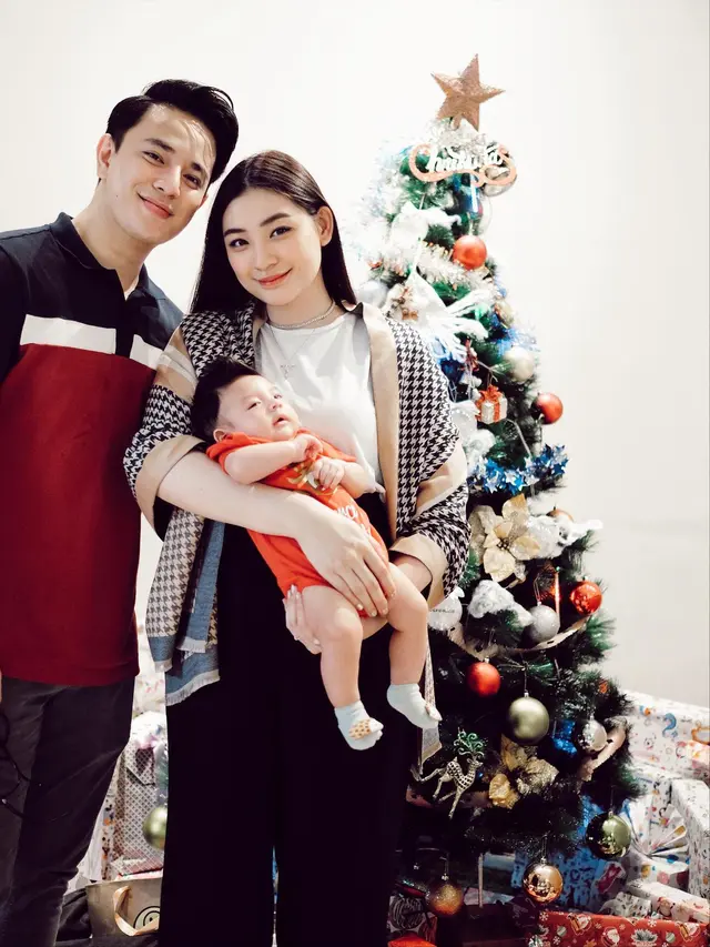 Satu Tahun Menikah, Ini 7 Potret Kemesraan Billy Davidson Bersama Istri