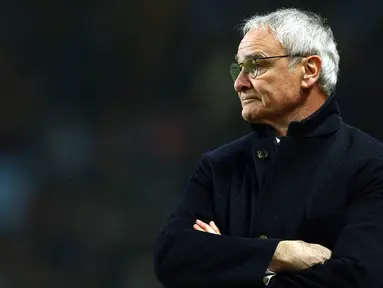 Manajer Leicester, Claudio Ranieri, memantau anak asuhnya saat melawan Aston Villa. Vice Chairman Leicester City, Aiyawatt Srivaddhanaprabha, mengonfirmasi Ranieri resmi dipecat dari kursi kepelatihan pada Kamis (23/2/2017). (EPA/Tim Keeton)