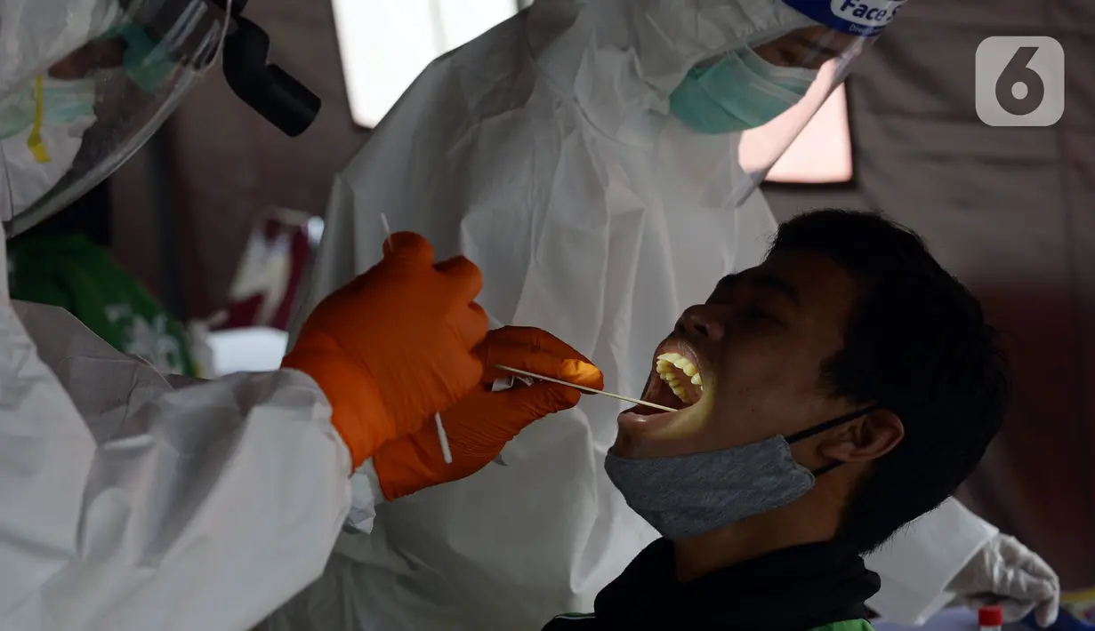 Pengemudi ojek online menjalani swab test COVID-19 di Alam Sutra, Tangerang Selatan, Banten, Selasa (21/7/2020). Swab test gratis tersebut digelar di tengah kasus COVID-19 yang terus bertambah di beberapa daerah di Indonesia. (merdeka.com/Dwi Narwoko)