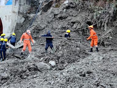 Personel NDRF bersiap menyelamatkan pekerja di salah satu proyek pembangkit listrik tenaga air di desa Reni di distrik Chamoli, negara bagian Uttrakhund, India (8/2/2021). Upaya penyelamatan 37 orang dilakukan setelah sebagian dari gletser pecah, (National Disaster Response Force via AP)