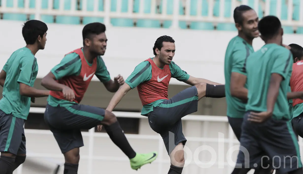 Pemain naturalisasi Timnas Indonesia U-22, Ezra Walian, mengikuti sesi latihan jelang laga kontra Myanmar. Pemain berusia 19 tahun itu kemungkinan besar diturunkan Luis Milla saat menjamu Myanmar. (Bola.com/M iqbal Ichsan)