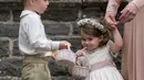 Penampilan Pangeran George dan Putri Charlotte saat menjadi pengiring pengantin Pippa Middleton dan  James Matthews, di Gereja St. Mark, Sabtu (20/5). George dan Charlotte tampil menggemaskan berbalut busana Pepa & Co. (AP Photo/Kirsty Wigglesworth, Pool)