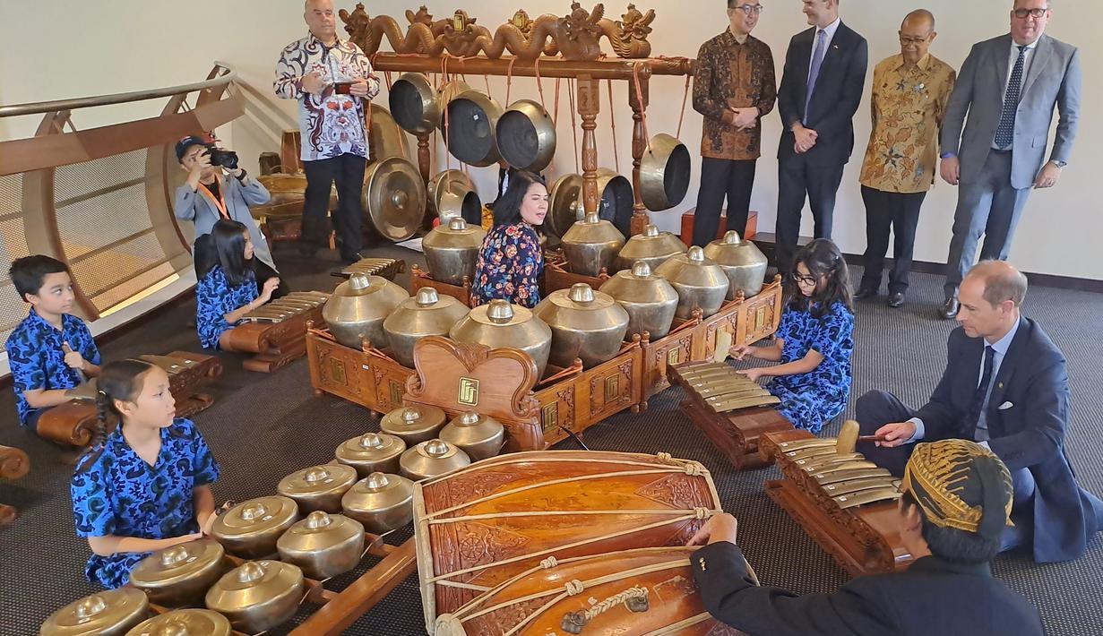Pada foto yang dibagikan Kedutaan Besar Inggris, Pangeran Edward sempat terlihat lesehan bermain gamelan bersama para murid di British School Jakarta yang berlokasi di Tangerang Selatan. (Dok. British Embassy Jakarta)