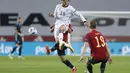 Gelandang Jerman, Leroy Sane berusaha mengontrol bola dari kawalan gelandang Spanyol, Dani Olmo pada pertandingan UEFA Nations League 2020 di Estadio La Cartuja de Sevilla,  Spanyol, Selasa (17/11/2020). Spanyol menang telak atas Jerman 6-0. (AP Photo/Miguel Morenatti)