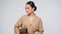 7 Mix &amp; Match Kebaya dengan Sanggul Modern: Tampil Berkelas di Acara Pernikahan