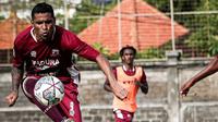 Striker Madura United, Beto Goncalves dalam sesi latihan bersama rekan-rekannya menjelang putaran kedua BRI Liga 1 2021/2022. (Bola.com/Aditya Wany)
