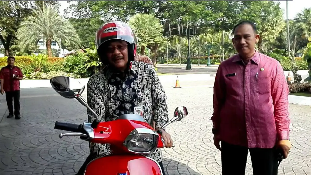 Semringahnya Djarot Ke Balai Kota Naik Vespa