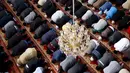 Jamaah Muslim Australia bersujud saat salat di bulan suci Ramadan di Masjid Gallipoli yang terletak di pinggiran Auburn, Sydney, Australia, Jumat (10/7/2015). Gambar diambil tanggal 10 Juli 2015. (REUTERS/David Gray)