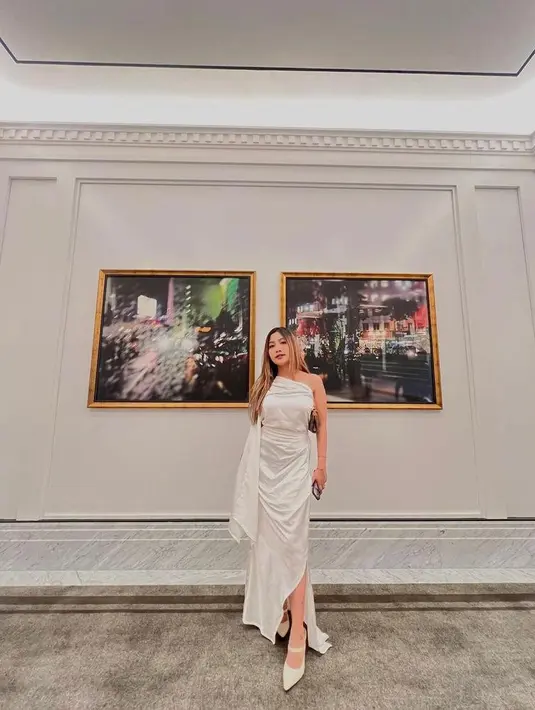 Jebolan Indonesian Idol lainnya, Awdella terlihat hadir mengenakan one shoulder dress putih. [Foto: IG/awdella].
