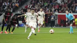 Gelandang AS Roma, Leandro Paredes mencetak gol pertama timnya ke gawang Bayer Leverkusen melalui eksekusi penalti pada laga leg kedua semifinal Liga Europa 2023/2024 di BayArena, Leverkusen, Kamis (9/5/2024). (AP Photo/Matthias Schrader)