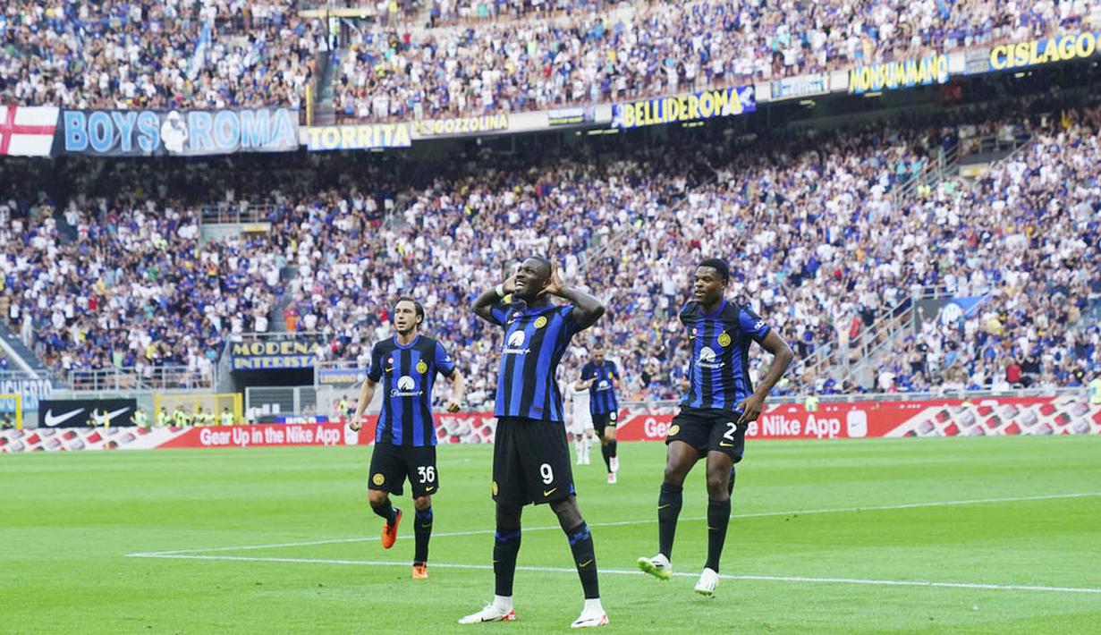 Pemain Inter Milan, Marcus Thuram, melakukan selebrasi setelah mencetak gol ke gawang Fiorentina pada laga Liga Italia pekan ketiga Serie A 2023/2024 di Stadion Giuseppe Meazza, Minggu (03/09/2023). Inter Milan menang dengan skor 4-0. (Spada/LaPresse via AP)