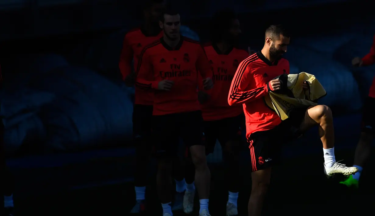 Striker Real Madrid, Karim Benzema melakukan pemanasan saat latihan jelang menghadapi FC Viktoria Plzen pada lanjutan grup G Liga Champions di Valdebebas, Spanyol (22/10). Saat ini Madrid berada di posisi kedua dengan nilai tiga. (AFP Photo/Gabriel Bouys)