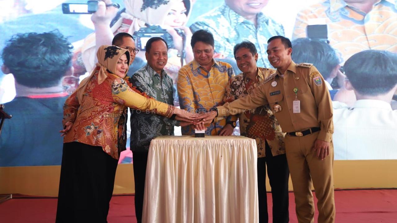 Menristekdikti Saat Meresmikan Pusat Pengembangan Kompetensi Industri Pengolahan Kakao Terpadu. (Foto: Liputan6.com/Istimewa)
