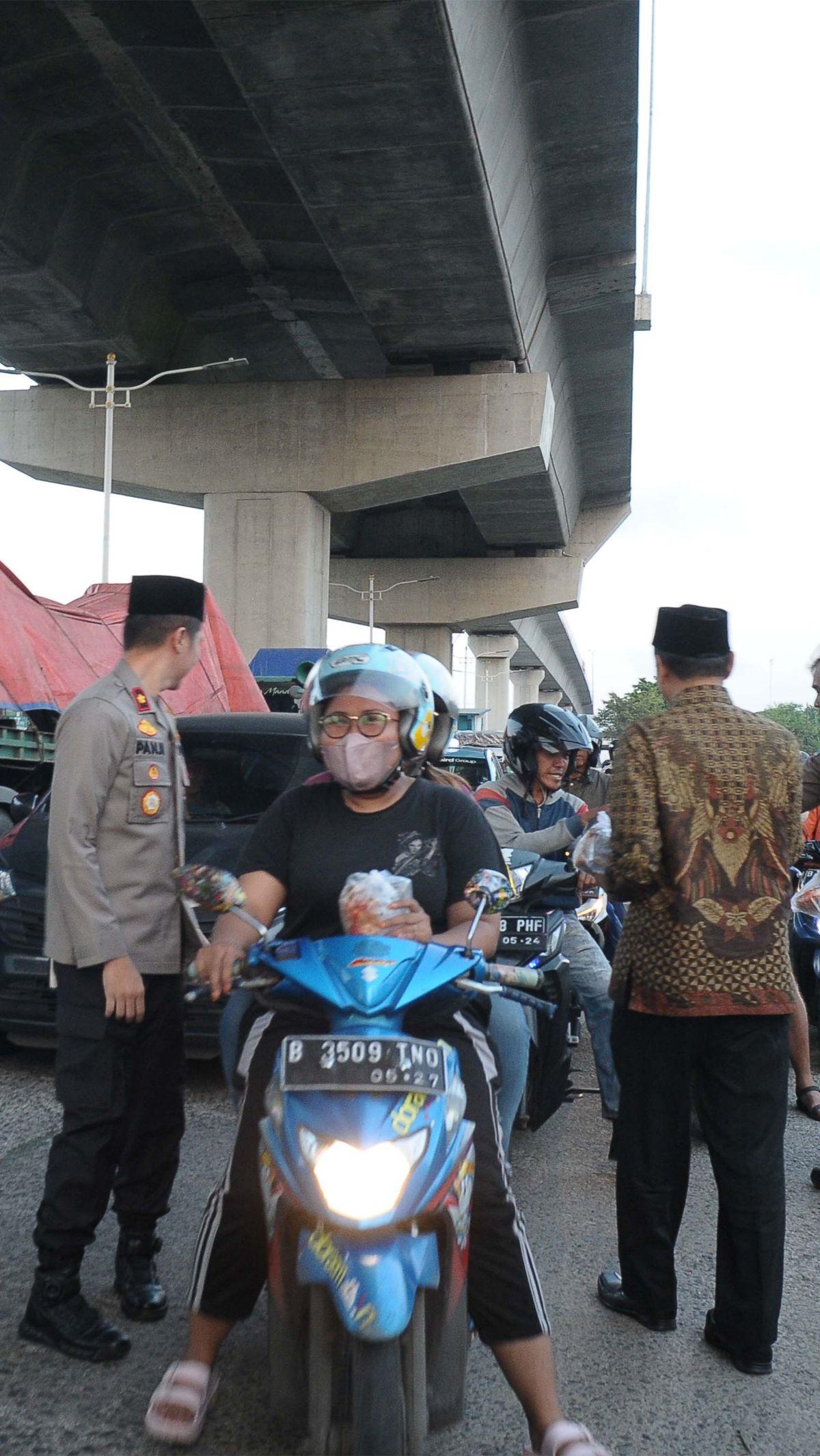 Ratusan takjil gratis itu dibagikan kepada pengendara yang tak mempunyai waktu berbuka di rumah karena terjebak kemacetan.&nbsp;Merdeka.com/Imam Buhori
