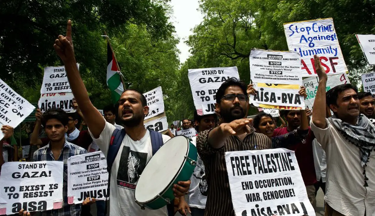 Pengunjuk rasa India meneriakkan slogan anti-Israel di kedutaan Israel di New Delhi pada tanggal 14 Juli 2014. (AFP PHOTO / Prakash SINGH)