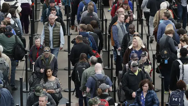 Jadwal penerbangan di Bandara Denver banyak yang dibatalkan akibat badai salju jelang Hari Thanksgiving 2019.