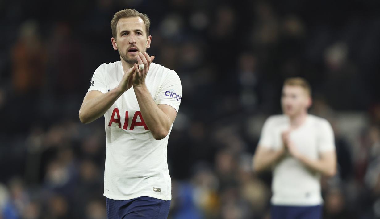 Dengan dua gol tersebut, Harry Kane kini telah mengoleksi 176 gol, berselisih satu gol dari Thierry Henry yang total mencatatkan 175 gol. (AP/Ian Walton)