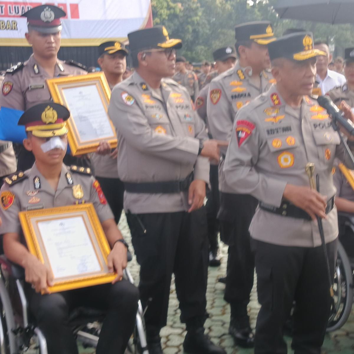 Sejumlah personel polisi yang mendapat kenaikan pangkat luar biasa dari Kapolri bersama Kapolda Jabar dan sejumlah PJU di Mapolda Jabar