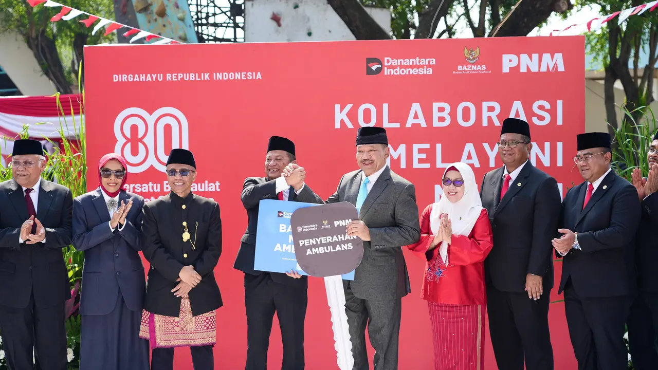 PNM bersama Badan Amil Zakat Nasional (BAZNAS) menyalurkan 6 unit Ambulans Madani Gratis (Ambumanis). (Istimewa)