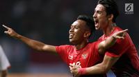Pemain Indonesia, Irfan Jaya, melakukan selebrasi usai mencetak gol ke gawang Palestina pada laga Asian Games di Stadion Patriot, Bekasi, Rabu (15/8). Timnas Indonesia U-23 dipaksa menyerah 1-2 oleh Palestina. (Bola.com/Vitalis Yogi Trisna)