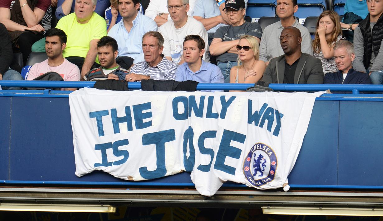 Spanduk dukungan untuk pelatih Chelsea dalam laga Liga Premier Inggris di Stadion Stamford Bridge, London, Sabtu (31/10/2015). (Reuters/ Philip Brown)