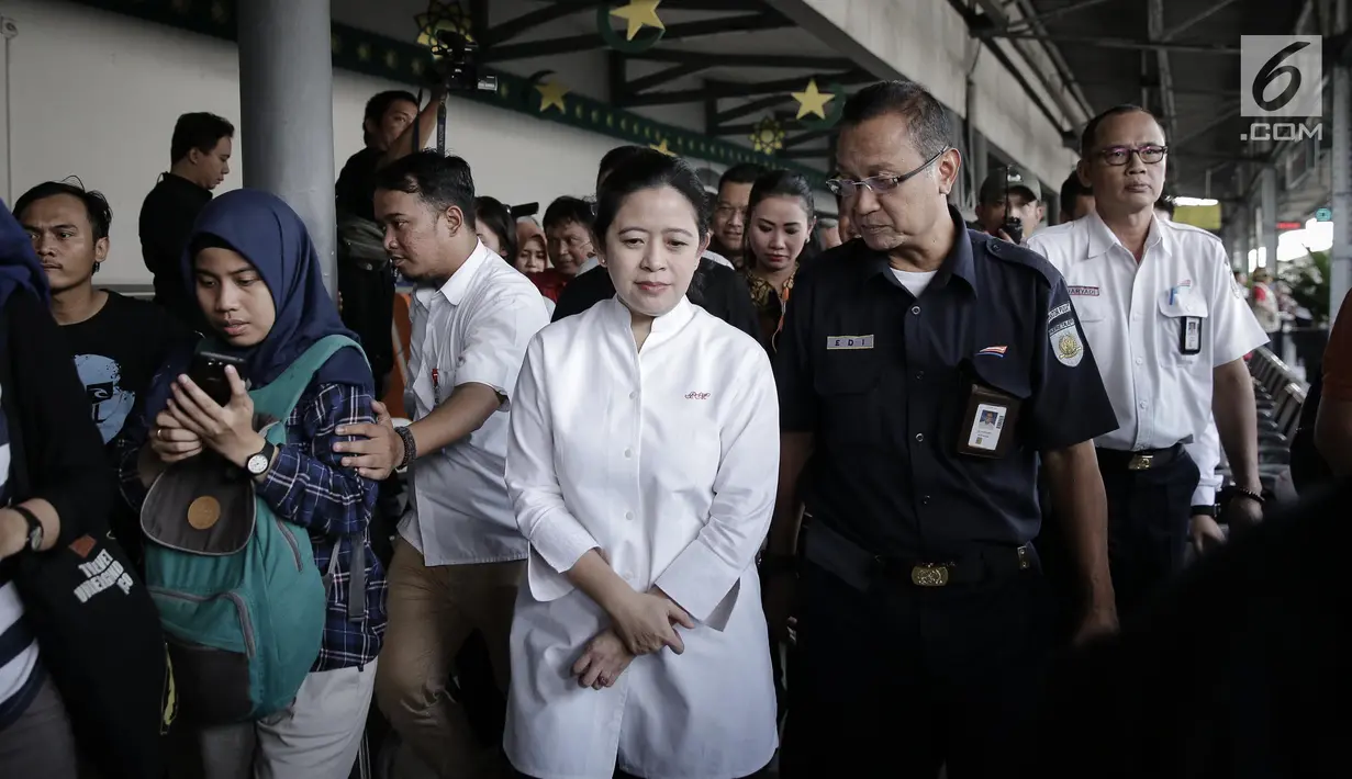 Menko PMK, Puan Maharani bersiap melepas pemudik gratis di Stasiun Senen, Jakarta Pusat, Rabu (21/6). Puan sempat menyapa pemudik yang pulang kampung menggunakan KA Gaya Baru tujuan Surabaya. (Liputan6.com/Faizal Fanani)