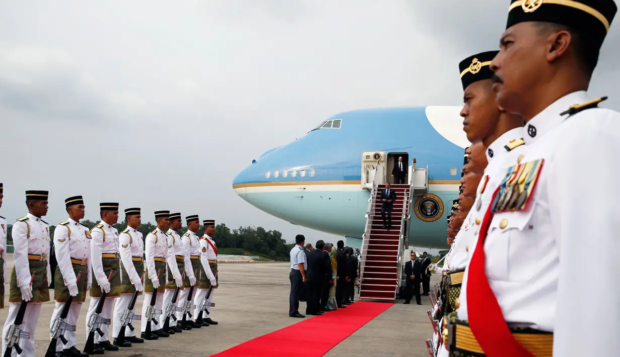 Sabtu (26/4/2014), pesawat Air Force One yang membawa Presiden AS, Barack Obama tiba di Pangkalan Udara Tentara Diraja Malaysia. (REUTERS/Larry Downing)