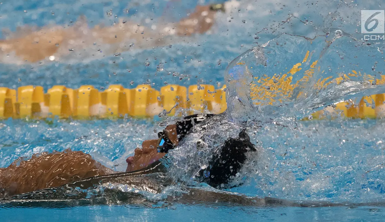 Perenang Indonesia, Jendi Pangabean saat tampil pada Asian Para Games cabang renang nomor 100 meter gaya punggung S9 di Stadion Aquatic, Jakarta, Kamis (11/10). (Bola.com/Vitalis Yogi Trisna)