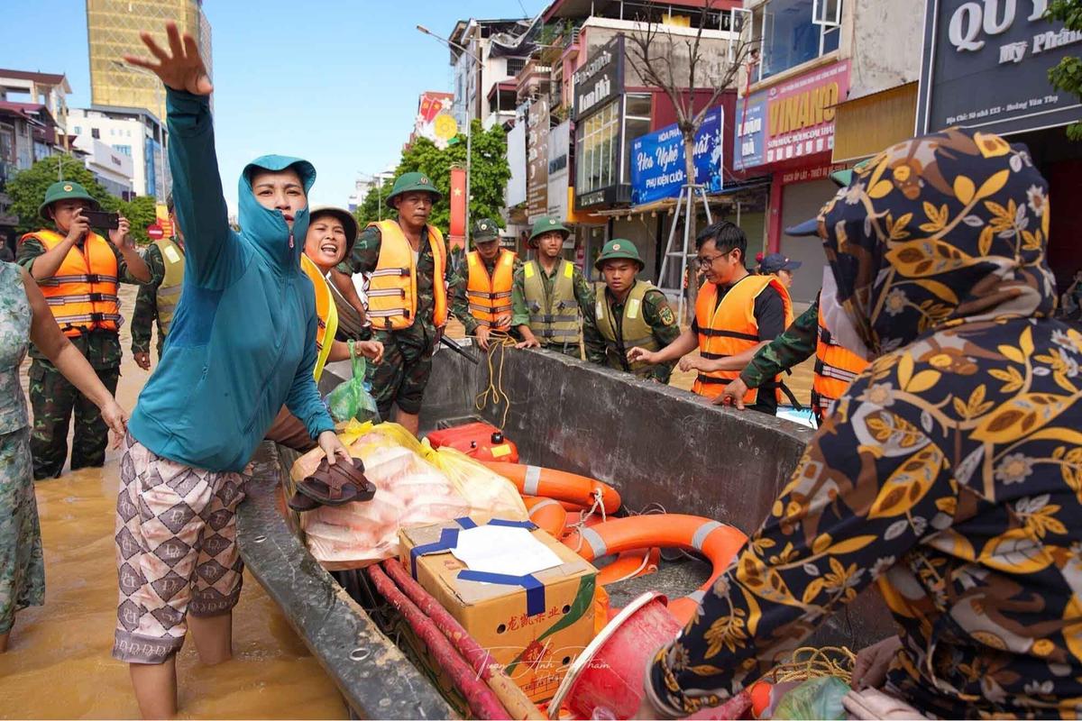 FOTO: Topan Matmo Luluhlantakkan Vietnam Utara, Banjir Terburuk dalam 60 Tahun