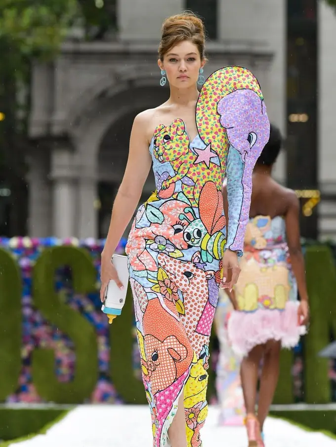 Potret Menggemaskan Gigi Hadid yang Gigit Botol Bayi di New York Fashion Week