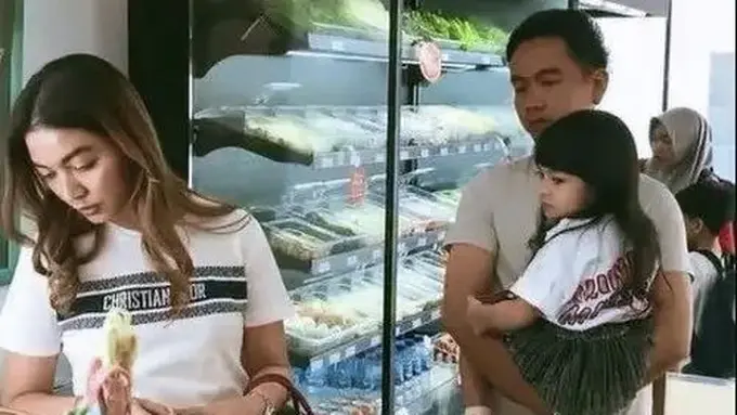 Gaya Selvi Ananda Belanja Sayur Pakai Kaus Dior Rp17 Juta dan Tas Hermes Rp300 Jutaan