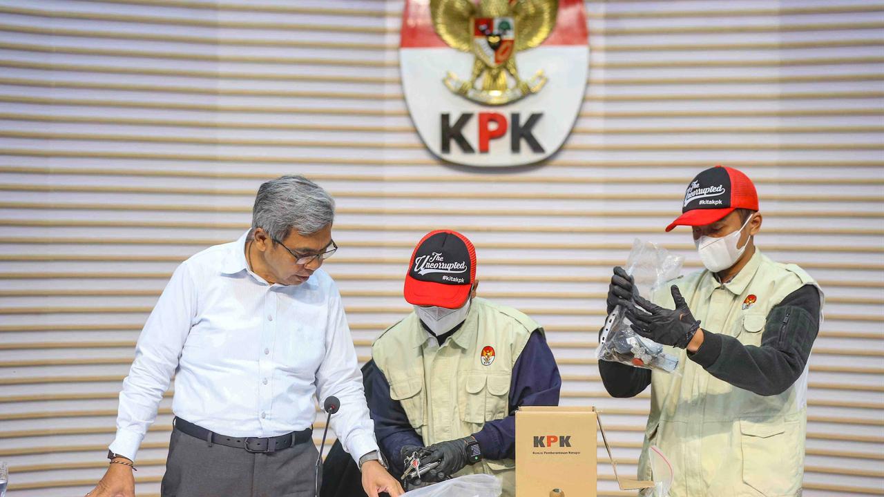 FOTO: KPK Tampilkan Barang Bukti OTT Kasus Dugaan Pemerasan Izin TKA