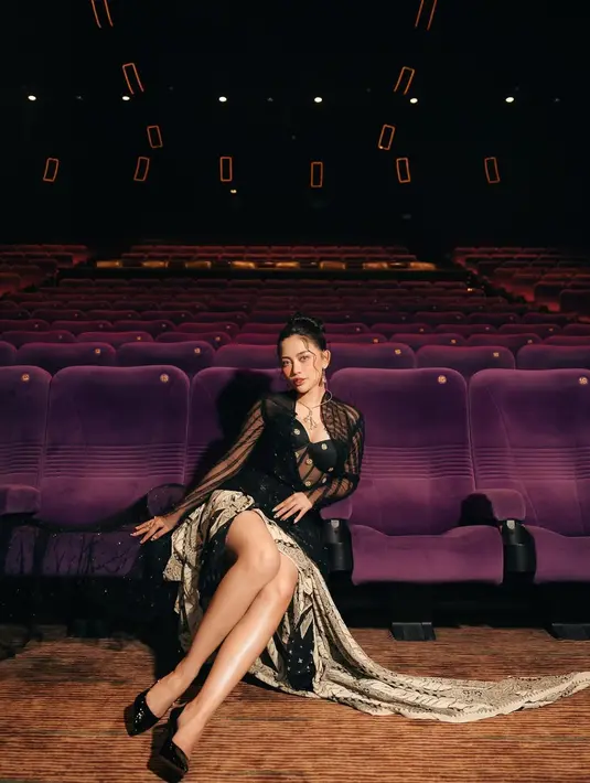 Mengenakan kebaya modern berbahan tulle karya @tanganofficial, Rachel memadukannya dengan korset hitam elegan serta kain batik dari @houseofradinindra, menciptakan tampilan yang memadukan keanggunan tradisional dengan sentuhan modern. [@snap.nuel].