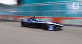 Pembalap tim Maserati MSG Racing, Maximilian Gunther  melaju saat kualifikasi seri kesebelas balapan Formula E 2023 Jakarta di Jakarta International E-Prix Circuit (JIEC), Jakarta, Minggu (4/6/2023). (Liputan6.com/Herman Zakharia)