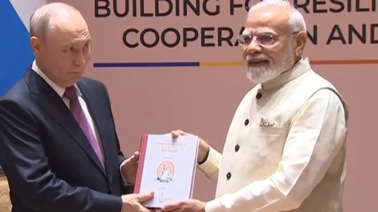 PM India Narendra Modi menghadiahkan terjemahan bahasa Rusia dari karya klasik Tamil kuno, Thirukkural, kepada Presiden Rusia Vladimir Putin saat keduanya bertemu di sela-sela KTT BRICS di New Delhi, Jumat (11/9/2026).