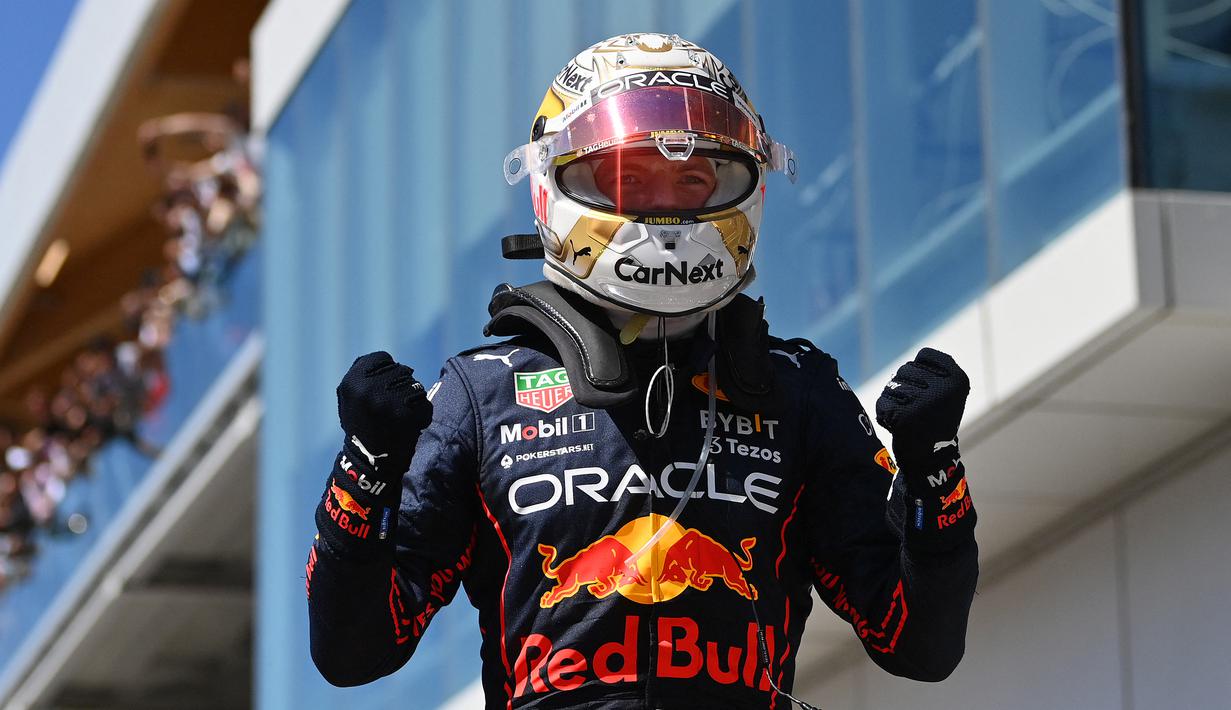 Pembalap dari tim Red Bull Racing, Max Verstappen berhasil memenangi F1 GP Kanada 2022 di Sirkuit Gilles Villeneuve, Senin (20/6/2022) dini hari WIB. Pembalap Belanda tersebut berhasil menjaga posisinya menjadi yang terdepan hingga finis setelah memulai lomba sebagai pemegang pole position. (Getty Images via AFP/Dan Mullan)