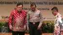 Menteri Keuangan Bambang Brodjonegoro (kiri) dan Kapolri Jenderal Badrodin Haiti (kedua kanan) usai acara penandatanganan nota kesepahaman di Jakarta, Selasa (19/1).  (Liputan6.com/Angga Yuniar)